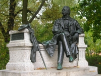 Das Fontanedenkmal des Bildhauers Max Wiese wurde 1908 eingeweiht.