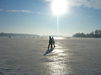 Zu sehen sind Spaziergänger auf dem gefrorenen Ruppiner See