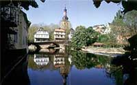 In Bad Kreuznach sind von der Nahe aus die über ihr erbauten Brückenhäuser und die Pauluskirche ersichtlich.