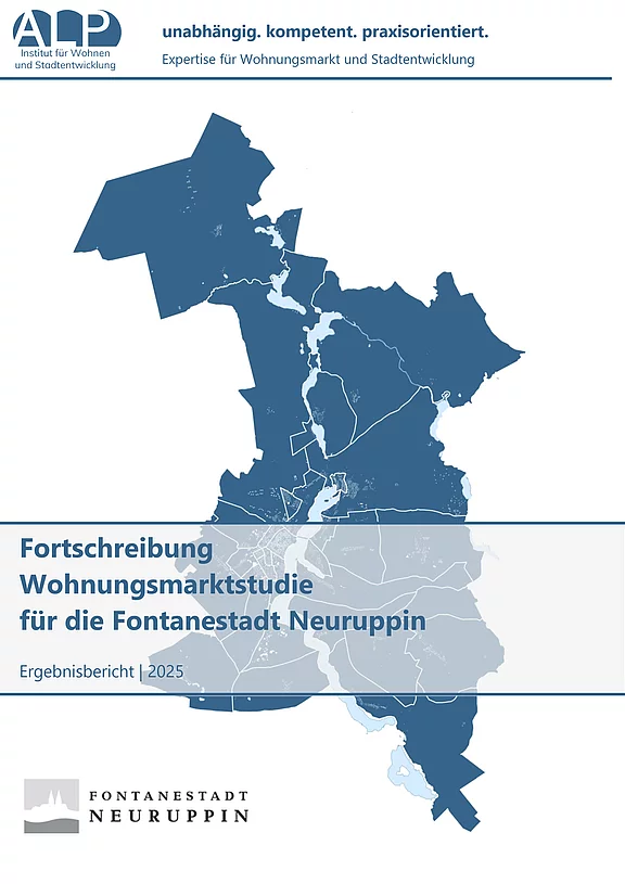 Titelseite eines Berichts: „Fortschreibung Wohnungsmarktstudie für die Fontanestadt Neuruppin – Ergebnisbericht 2025“. Im Hintergrund eine stilisierte Karte der Region.