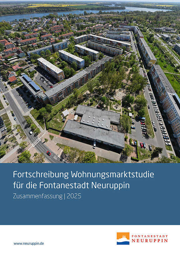 Titelseite einer Broschüre: Fortschreibung Wohnungsmarktstudie für die Fontanestadt Neuruppin, Zusammenfassung 2025. Luftaufnahme eines Wohngebiets mit mehrgeschossigen Wohnhäusern, Grünflächen und Straßen nahe einem See.