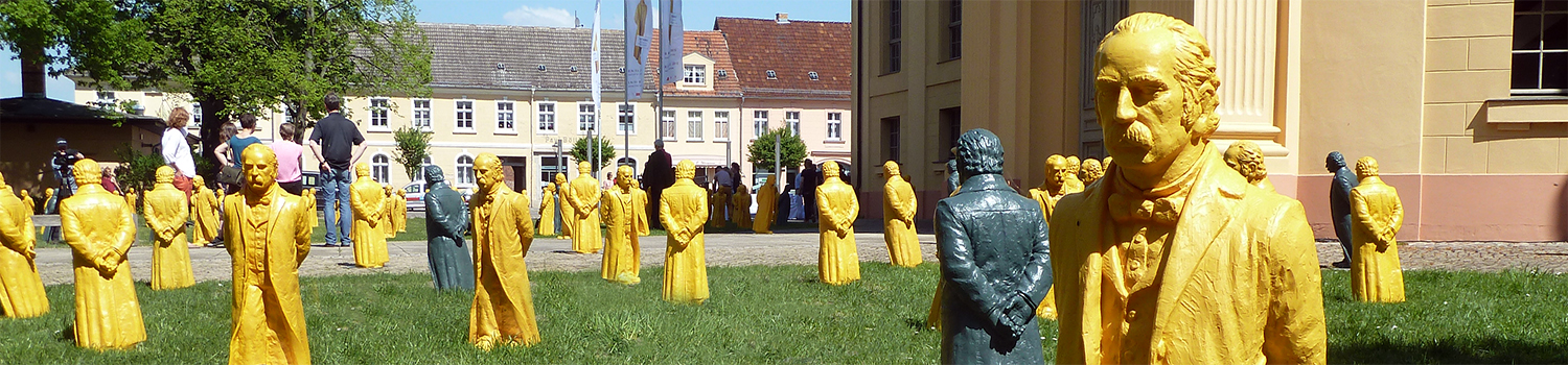 Blick auf die Fontane-Installation Ottmar Hörls vor der Kulturkirche