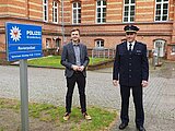 Bürgermeister Nico Ruhle und Jirko Lehmann, Leiter der Polizeiinspektion, vor dem Rathaus