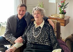 Hedwig Grüneberg an ihrem 101. Geburtstag mit Bürgermeister Nico Ruhle