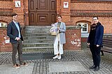 Bürgermeister Nico Ruhle, Greta Nordmann und Ulrike Engel, Leiterin des Sachgebiets Kita