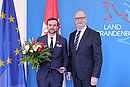Ministerpräsident Woidke überreichte die Verdienstmedaille an Ivo Haase, Foto: Volker Tanner/ Staatskanzlei