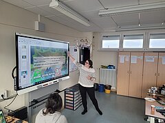 Lehrerin Sylwia Wołek aus Podmokle Małe präsentiert die Möglichkeiten vom SMART-System in der FontaneSchule (Foto: M. Yanshin/ Stadtverwaltung)