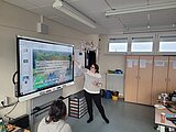 Lehrerin Sylwia Wołek aus Podmokle Małe präsentiert die Möglichkeiten vom SMART-System in der FontaneSchule (Foto: M. Yanshin/ Stadtverwaltung)