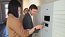 Bürgermeister Nico Ruhle testet die Funktionsweise der Box - Lisa Pusch, Sachgebietsleiterin Bürgerservice assistiert mit dem PIN-Code