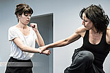 Zwei Frauen im Selbstverteidigungskurs, Foto: Vera Bruß I artveo